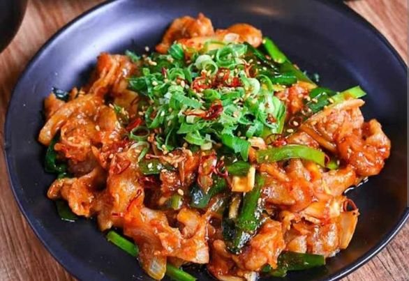 How to cook korean spicy pork? (Dwaejigogi bokkeum)